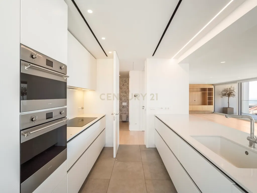 Apartamento T4 com Vista Mar em Condomínio Privado – Monte Estoril - Image 10