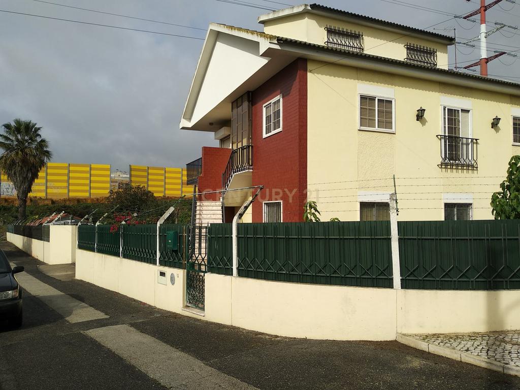 Moradia T4+1 isolada em Pirescoxe, Santa Iria de Azóia, com terreno e garagem/oficina. Oportunidade para Habitação e Negócio. - Image 1
