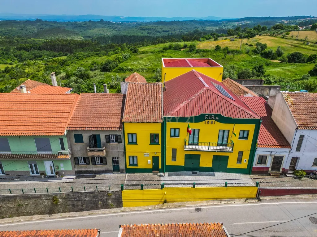 Oportunidade única em Abrunheira! Moradia T3+2 com terraço e vistas panorâmicas - Image 9