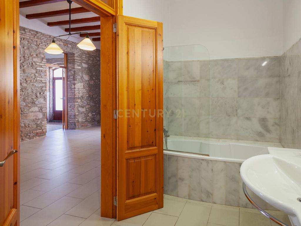 Encanto modernista no rés do chão com jardim – La Garriga - Image 32