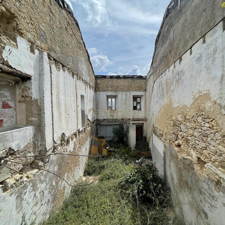 Agregado de três moradias com terreno de 1330m2, no Casal Novo do Rio - Image 3