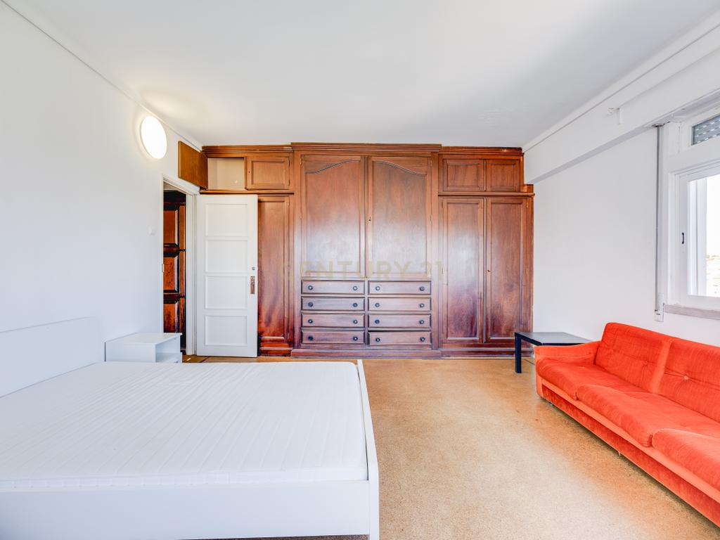 Apartamento T4 para Remodelação no Coração dos Olivais, com Vista Fantástica - Image 29