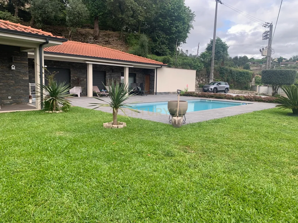 Moradia Térrea com Piscina | Braga - Gerês - Image 1