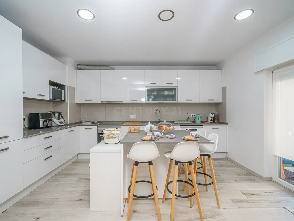 Apartamento T4 renovado | 175 m² | 3 varandas | Bairro do Liceu, Setúbal - Image 9