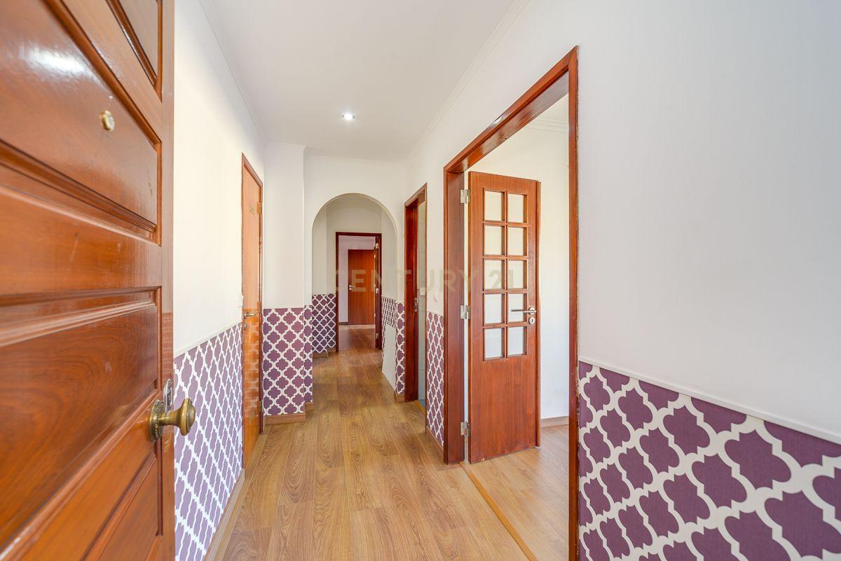 Fotografia 9 de Apartamento T2 com 75 m², situado numa zona central e muito procurada do Cacém