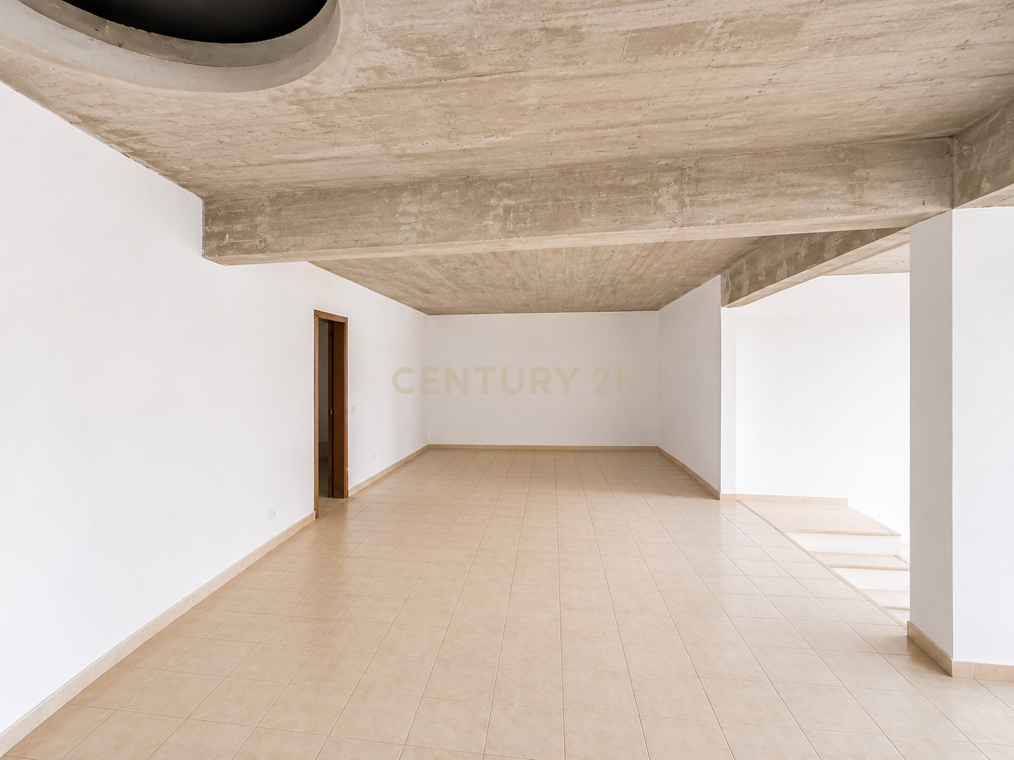 Fotografia 8 de Loja Comercial para Arrendamento no Centro de Lagoa, Algarve.