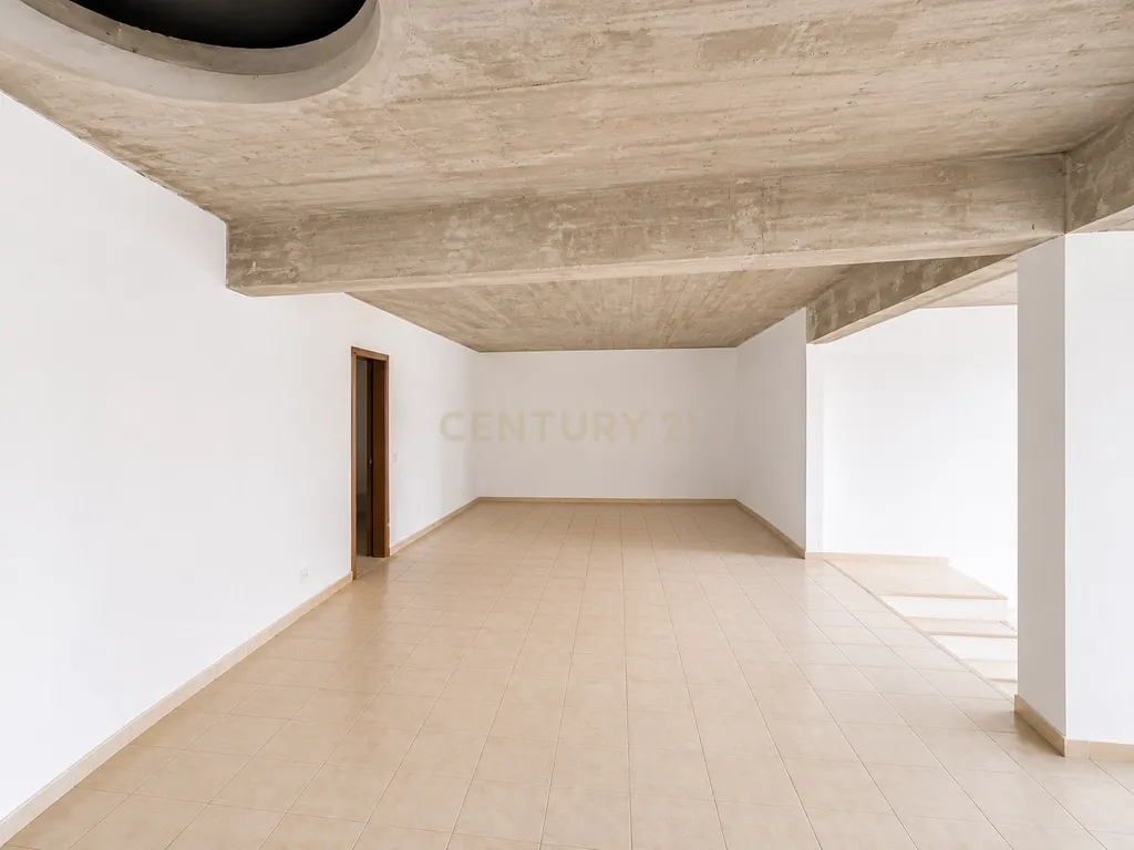 Loja Comercial para Arrendamento no Centro de Lagoa, Algarve. - Image 8