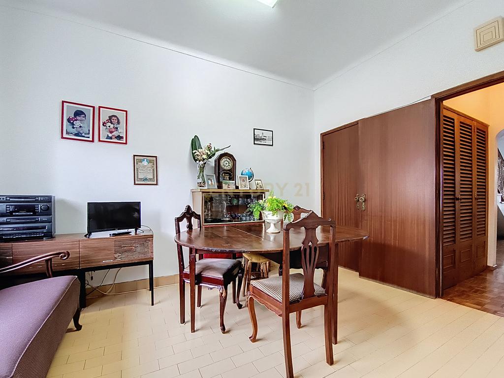 Casa Espetacular em Ponta Delgada com Jardim e Garagem - Image 9