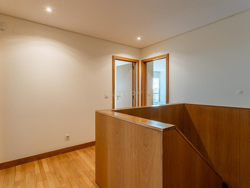 T3 Duplex na Torre de São Rafael com Vista Deslumbrante sobre o Tejo no Parque das Nações - Image 19