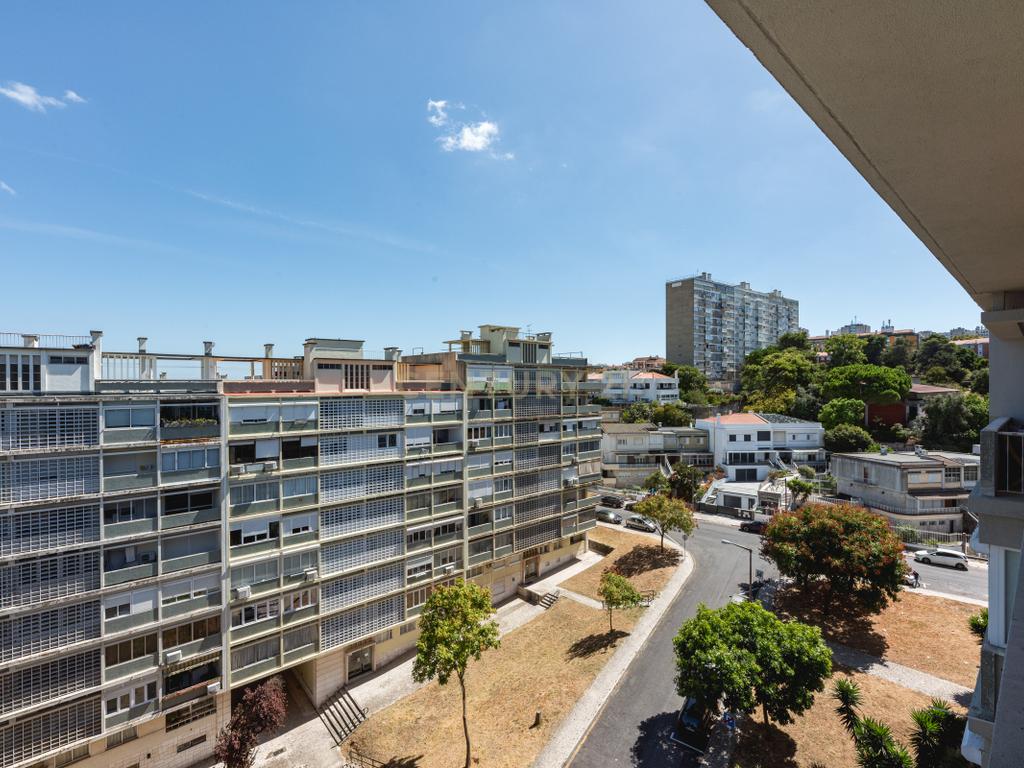  Apartamento T4 para Remodelação no Coração dos Olivais, com Vista Fantástica - Image 35