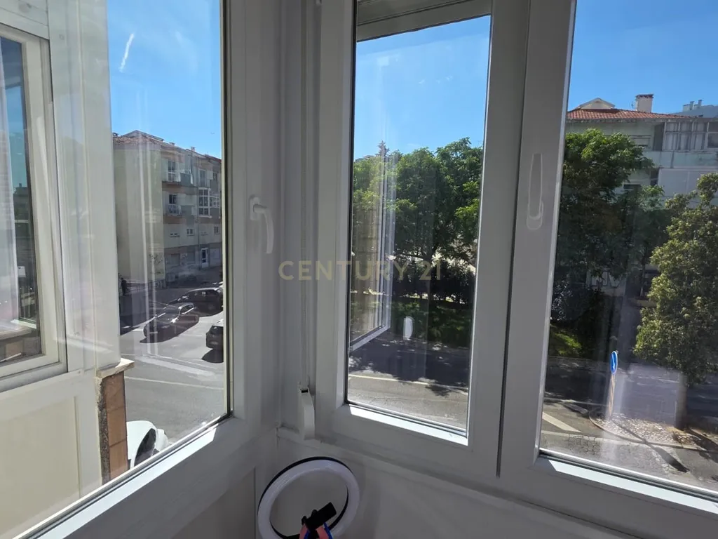 Apartamento T4 agora T3 em Almada transportes á porta # Negociável # - Image 21