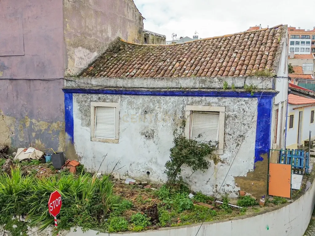 Oportunidade para Investidores - Casa Centenária no Alto de Algés - Image 2