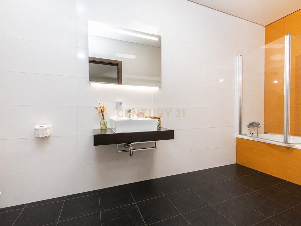 T4 Duplex Premium com Terraço / Arrecadação / 5 Lugares de Estacionamento / Marinha Grande - Image 41