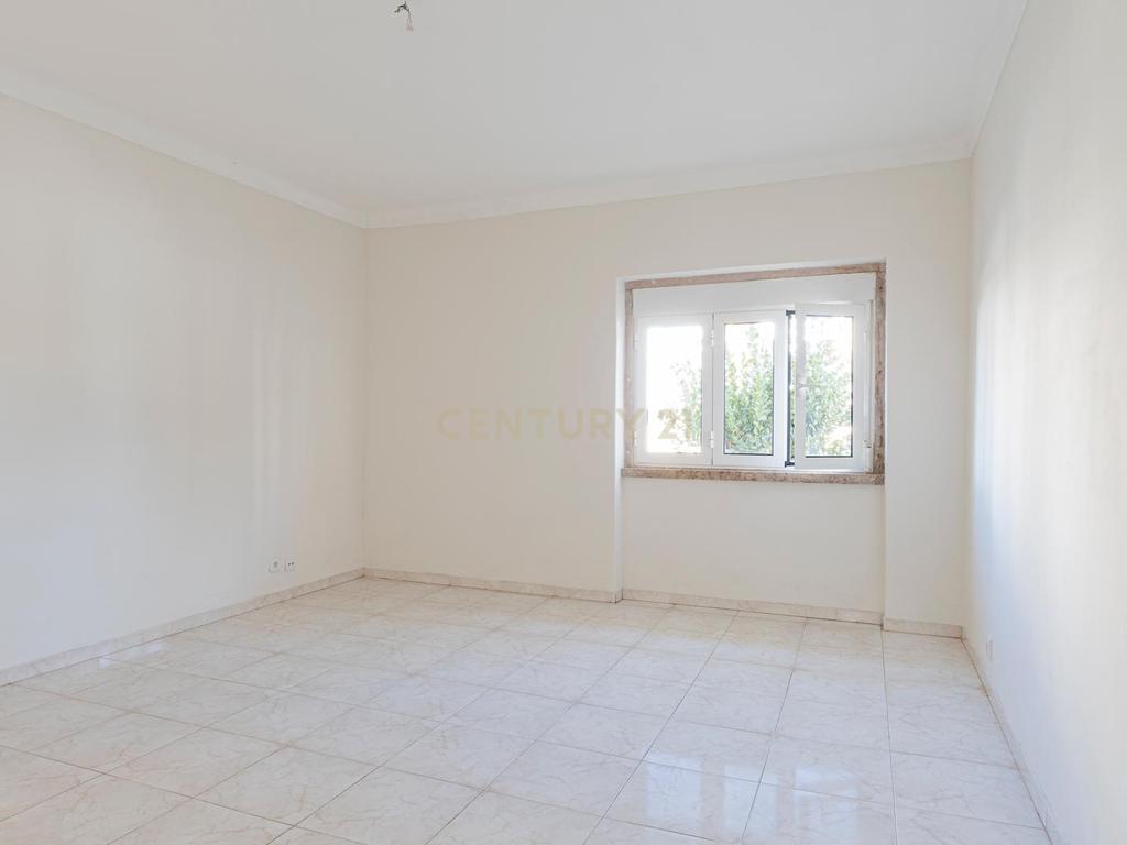 Apartamento T2 remodelado com Jardim Privativo Arrendamento - Laranjeiras -Feijó - Image 10