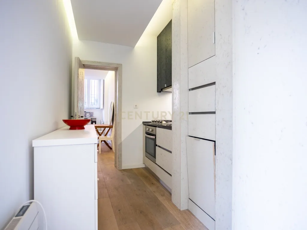Apartamento T1+1 com logradouro a venda em Campo de Ourique! - Image 5