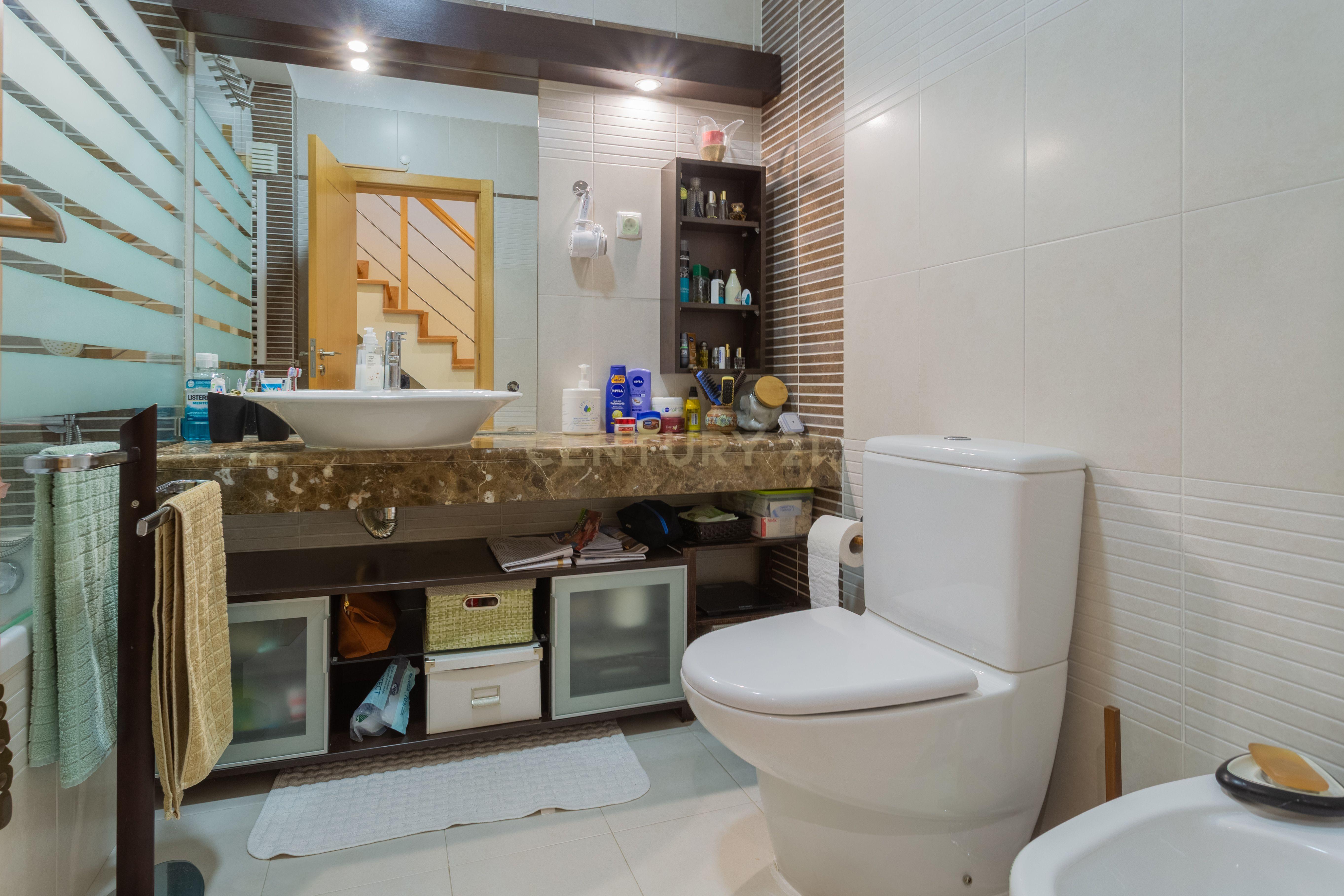 Fotografia 8 de Apartamento T2 / Duplex, com Garagem, sito na Sobreda, concelho de Almada.