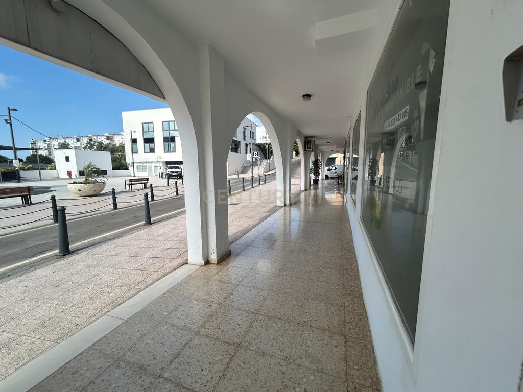 Loja Comercial em Renovação com Terraço e Vista para a Cidade - Image 1