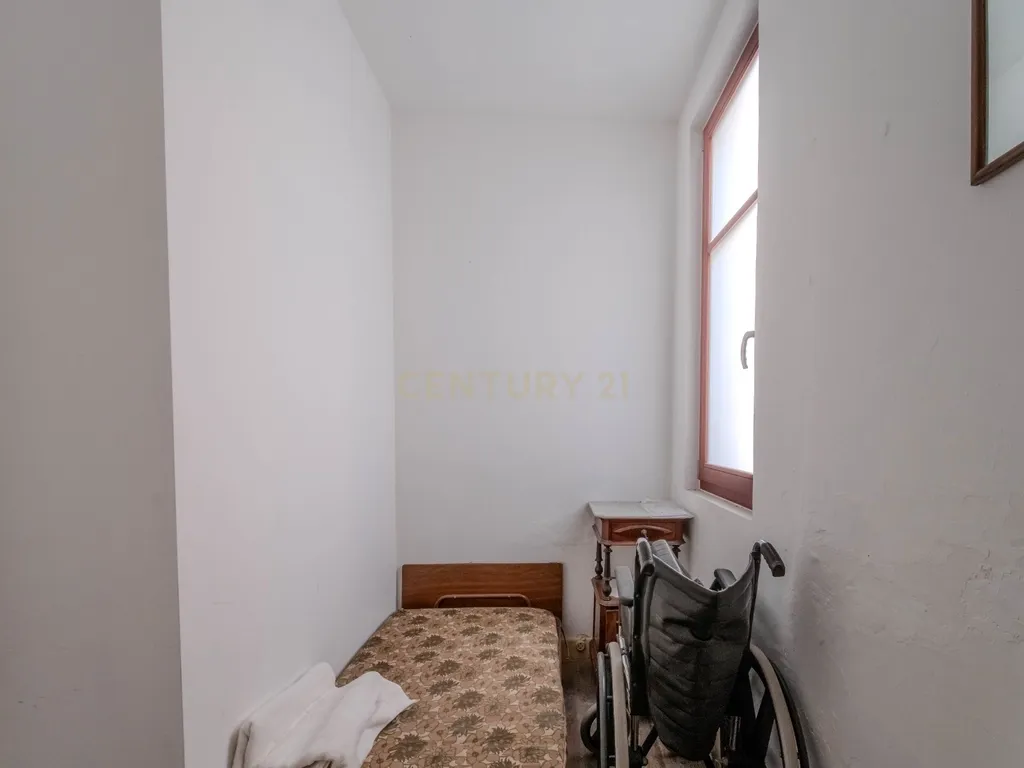 Apartamento T3 para remodelar | Possibilidade de 2 T1 | Centro do Porto - Image 8