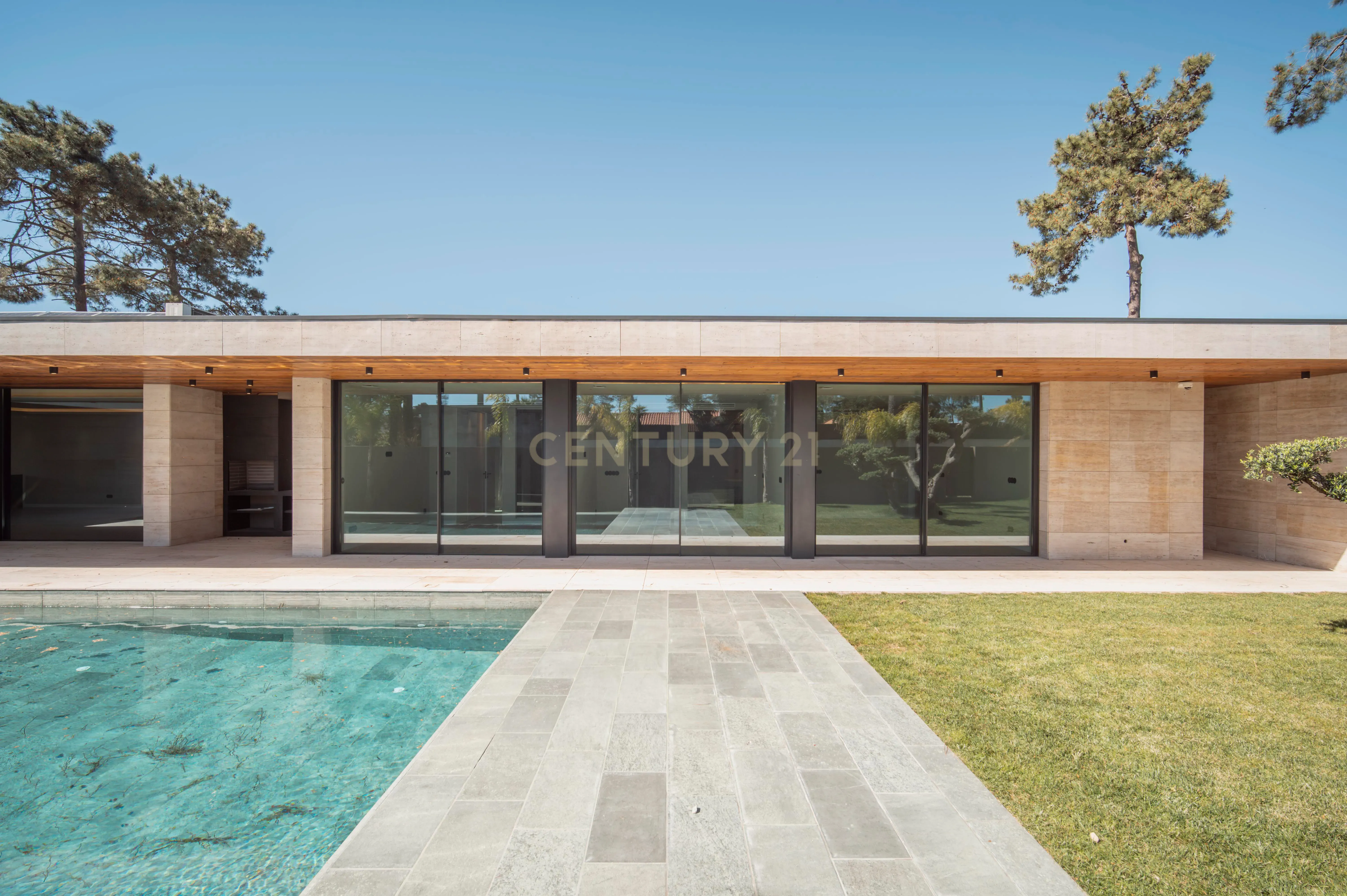 Fotografia 7 de Moradia T4 na Verdizela — Design, Luz e Piscina num Terreno de 1.032 m²