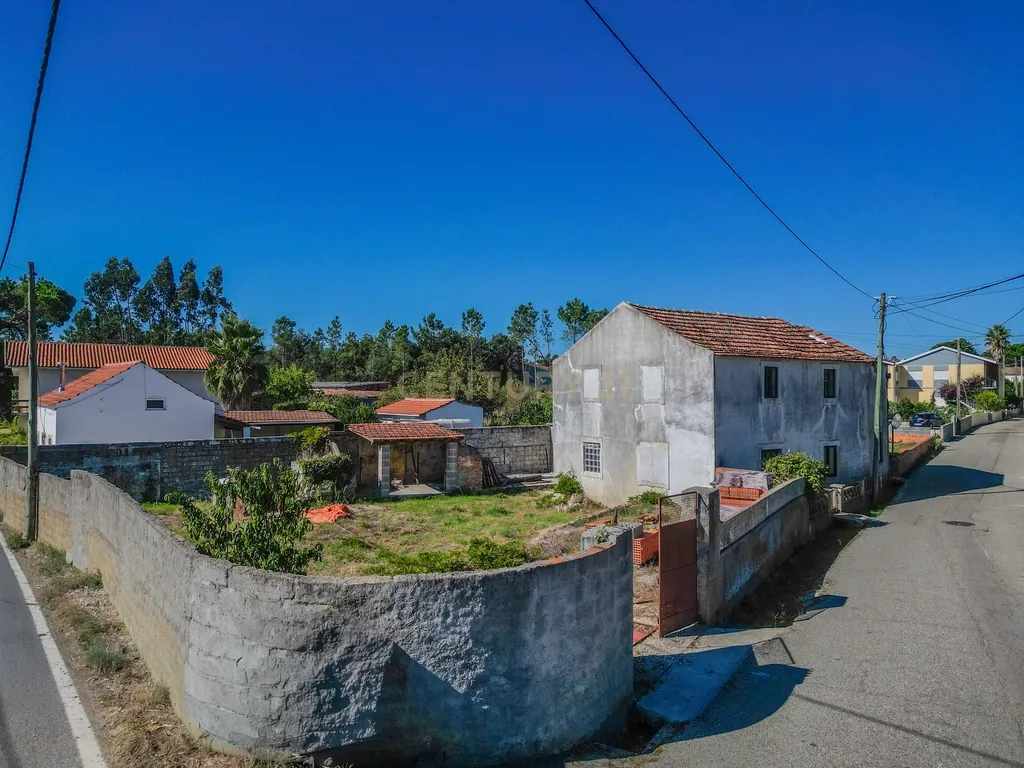 Moradia para renovar com 605 m2 de terreno em Santana, Figueira da Foz. - Image 1
