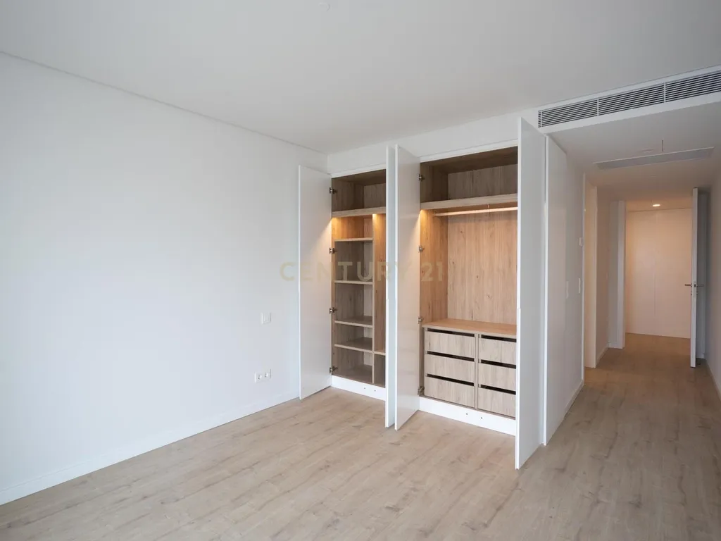 Apartamento T4 duplex com 3 estacionamentos e piscina privativa - Areeiro - Image 7