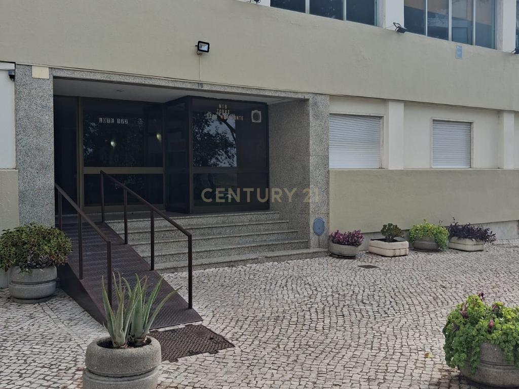 Apartamento T2 na Avenida Carolina Michaelis Linda a Velha - Image 1