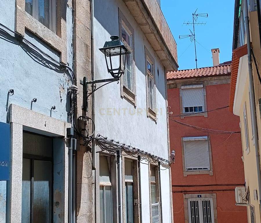 Edifício T4 em Chaves com Luz Natural e Varanda - Image 46