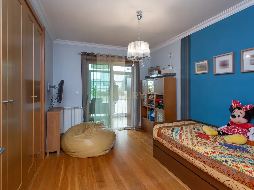 Apartamento T4 Alto de Algés, Terraço, Vista Rio, 6 Lugares de Garagem - Image 15