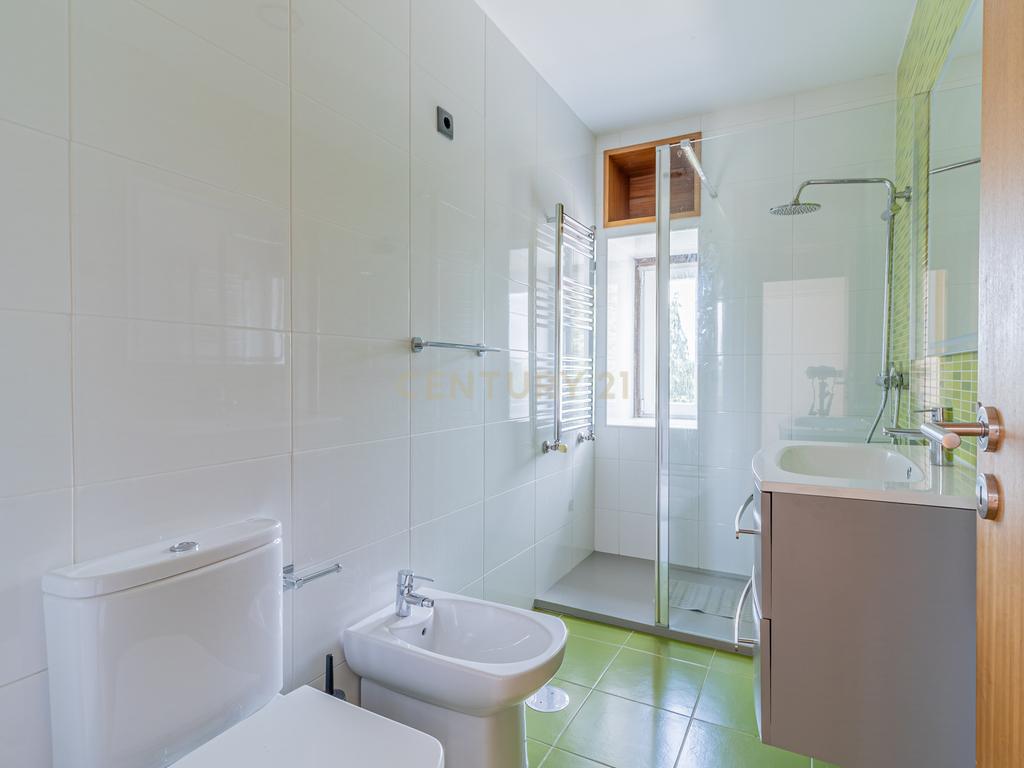 T5 com 3 Suites e Terreno com Rio | Natureza, Espaço e Conforto - Image 28