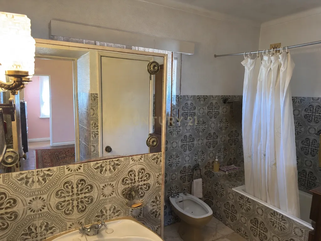 Moradia Isolada T5 de 300 m2 num lote de 900m2 - Image 29