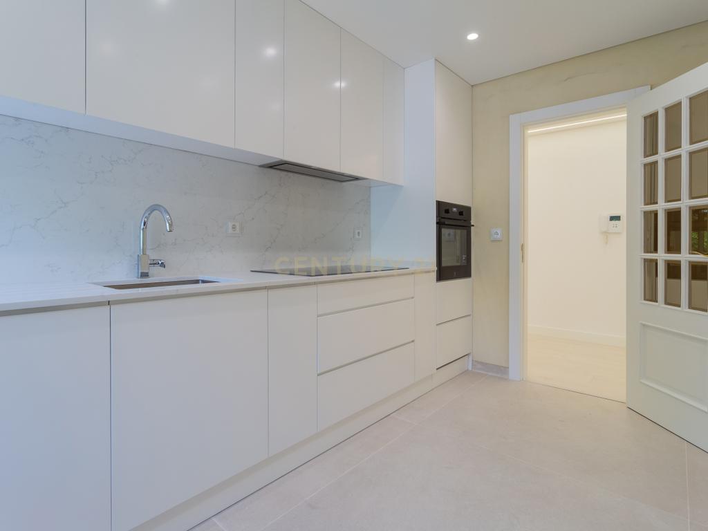 T2 Renovado na Buraca | Modernidade, Conforto e Excelente Localização - Image 7