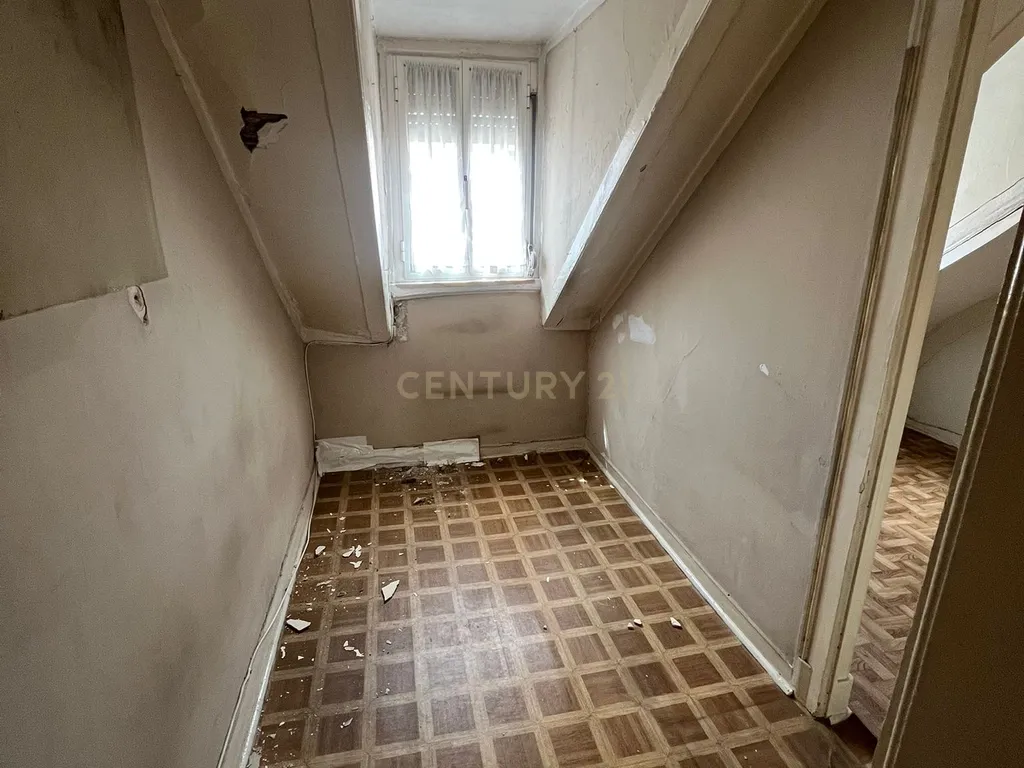 Oportunidade em Lisboa: Alcântara T2 para Recuperar - Image 8