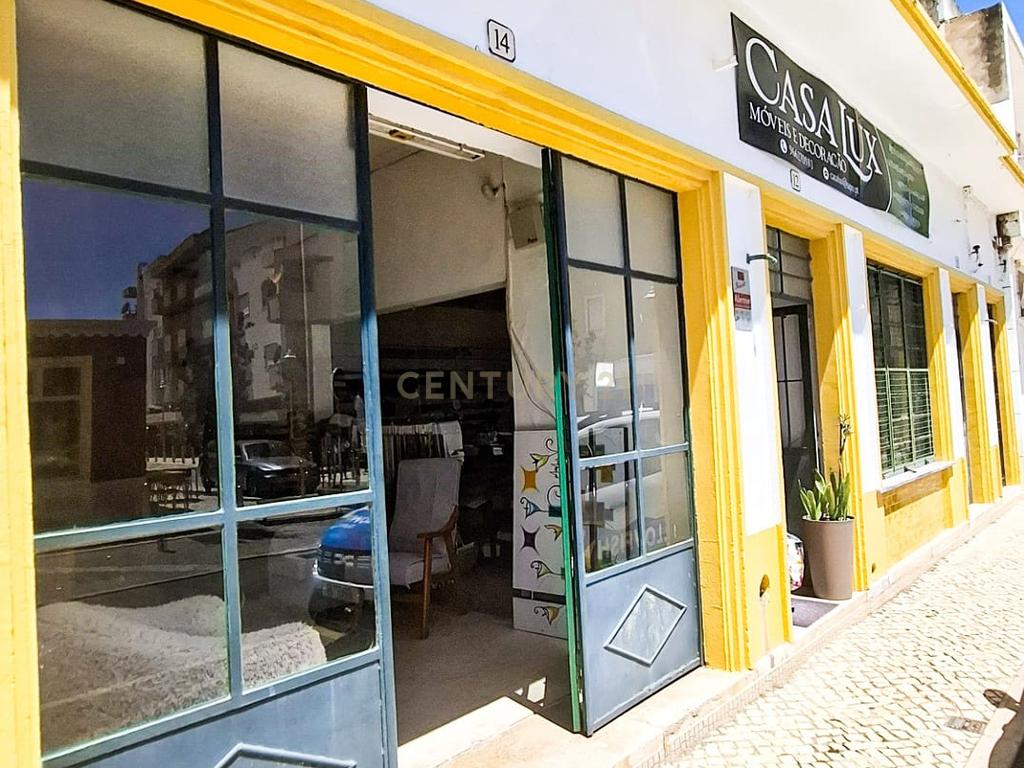 Moradia T3+2 com Terraço, Pátio e Espaço Comercial em São Bartolomeu de Messines – Silves, Faro - Image 2