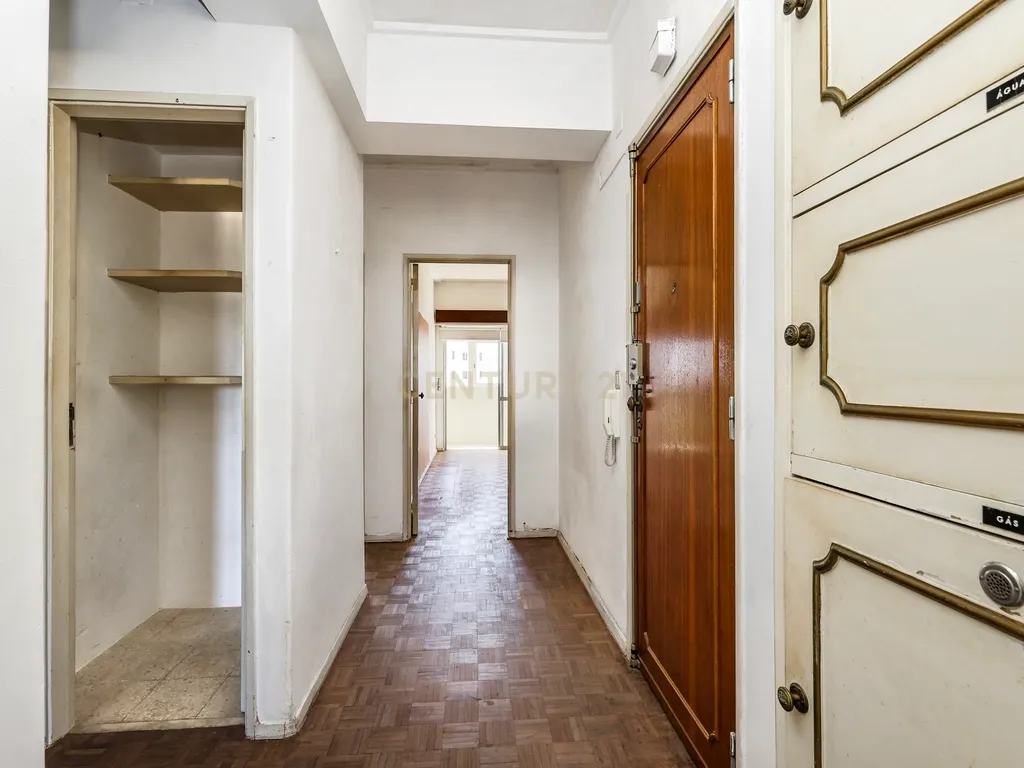 Apartamento T4 com 129 m² e estacionamento — Calçada do Tojal, oportunidade para remodelação total - Image 3