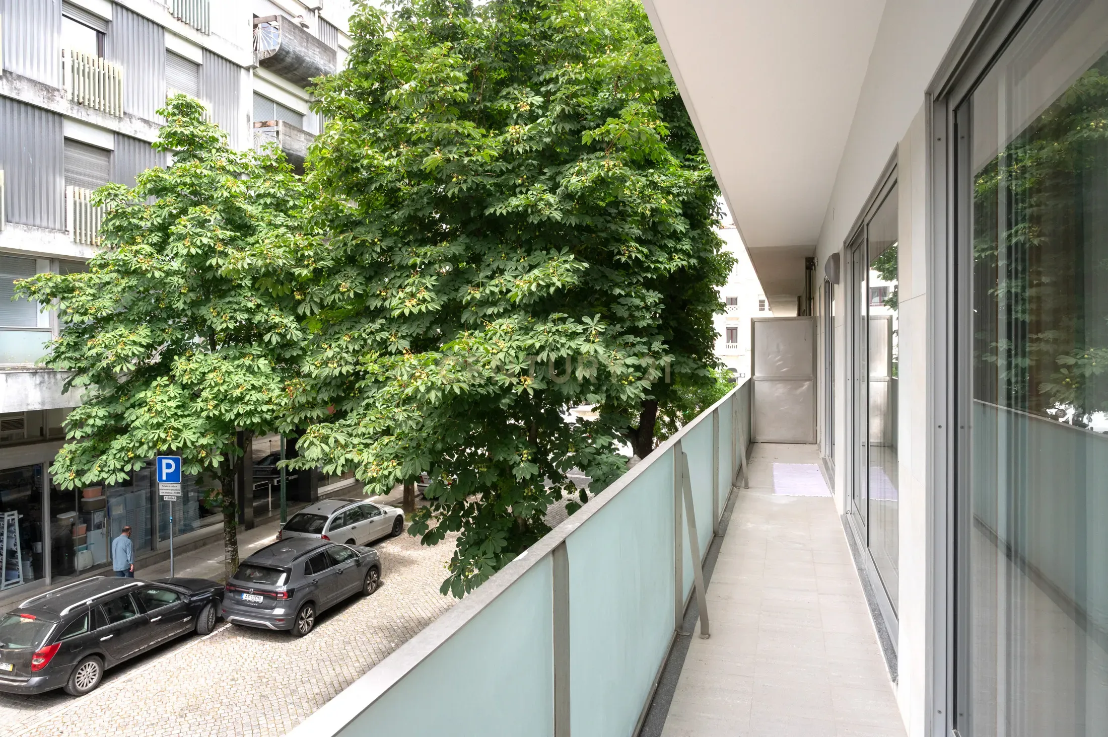 Fotografia 3 de Apartamento T3 com varanda e estacionamento - Rua Duque de Terceira