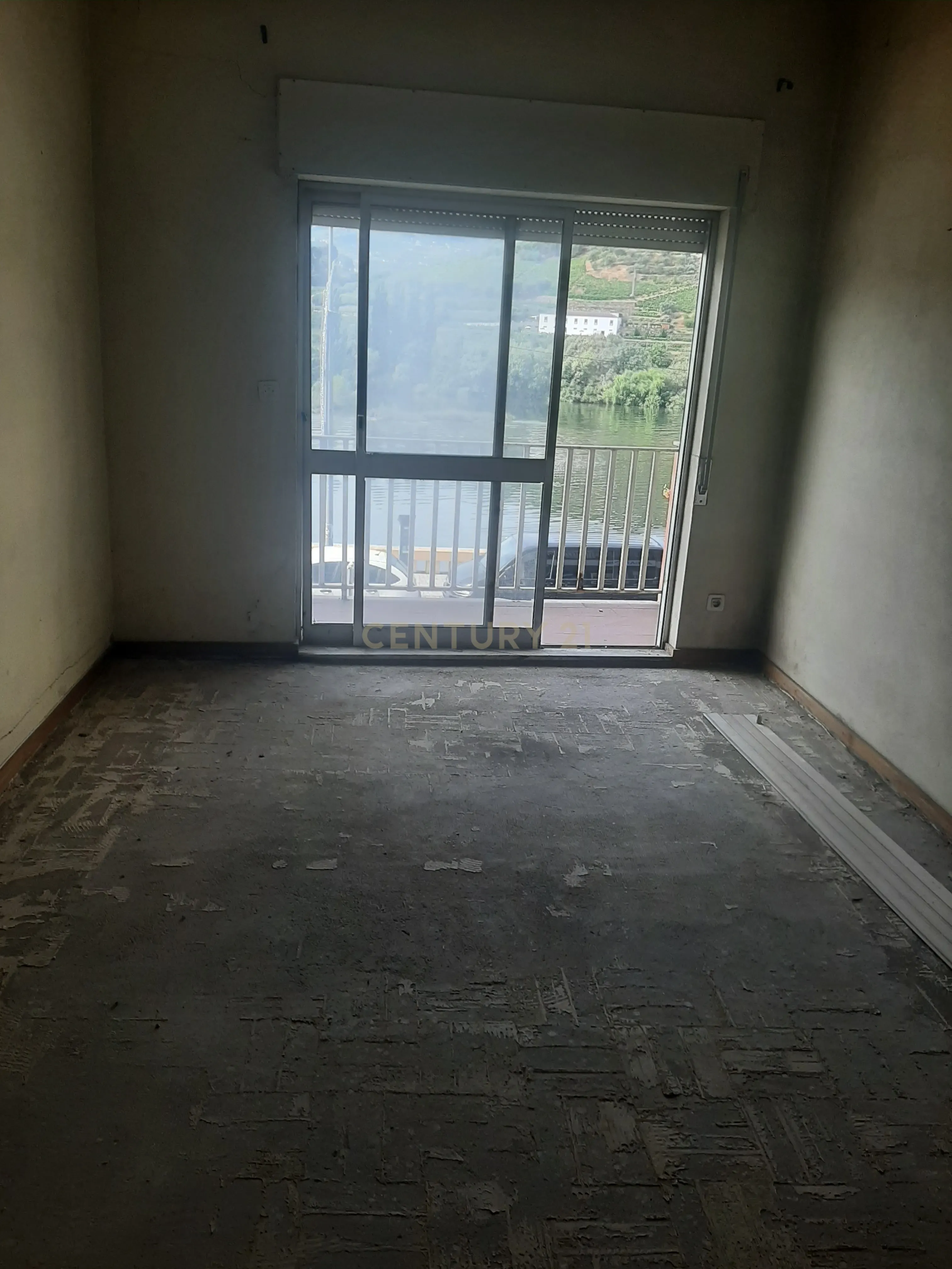 Fotografia 6 de Andar de prédio com 6 divisões, 3 WC, com afetação a serviços / escritórios junto ao rio Douro