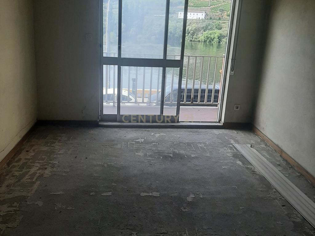 Andar de prédio com 6 divisões, 3 WC, com afetação a serviços / escritórios junto ao rio Douro - Image 6