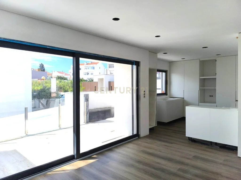 MORADIA CONTEMPORÂNEA T3+1 COM PISCINA NA CHARNECA DA CAPARICA – A 5 MINUTOS DA PRAIA! - Image 9