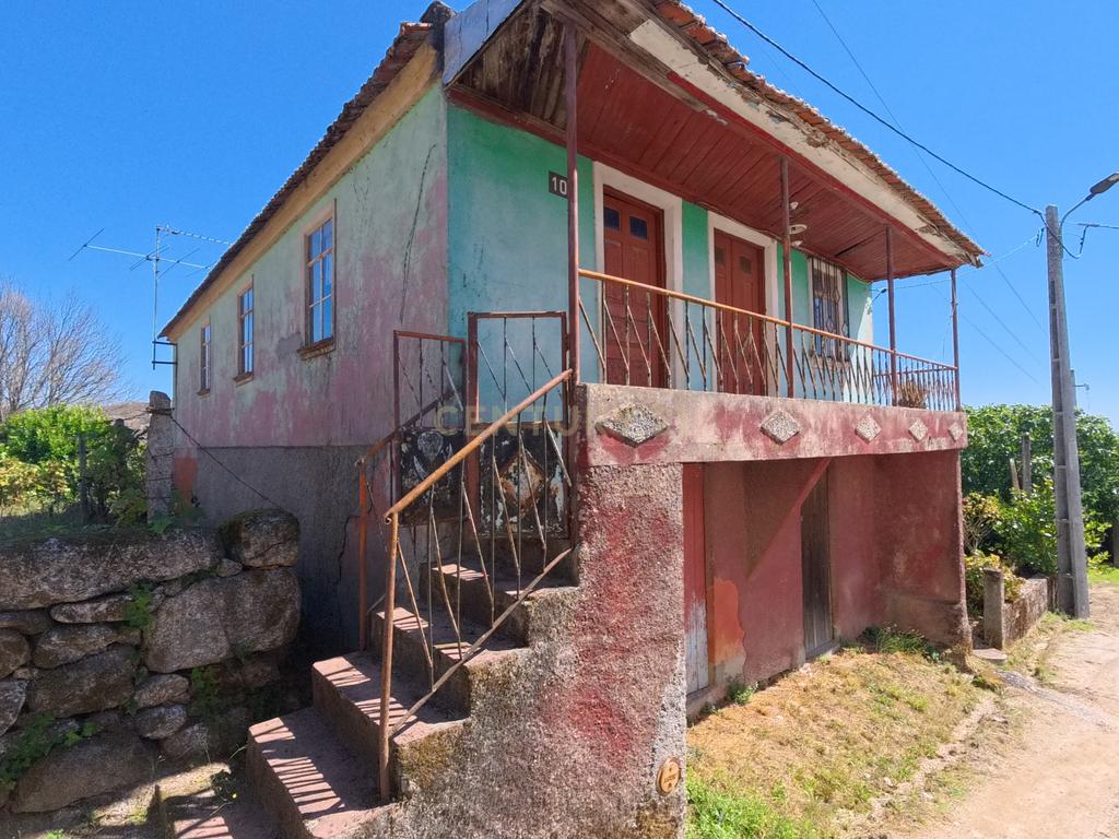Casa T4 em União das freguesias de Mamouros, Castro Daire - Image 1