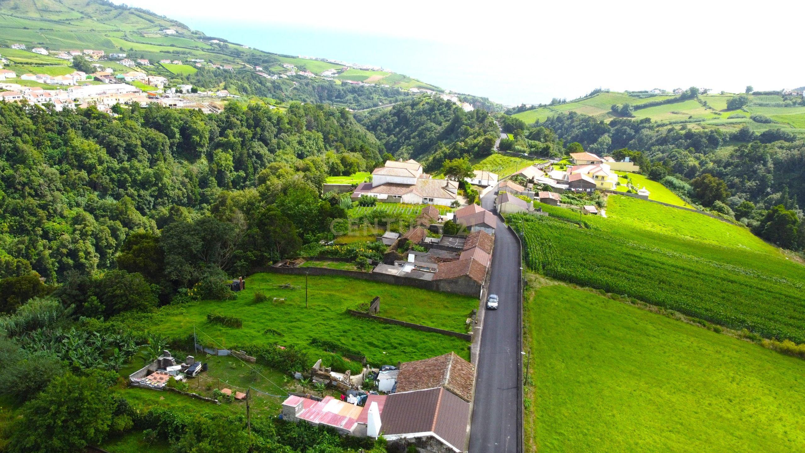 Fotografia 5 de Terreno para Construção com vista para a montanha, perto de comodidades.