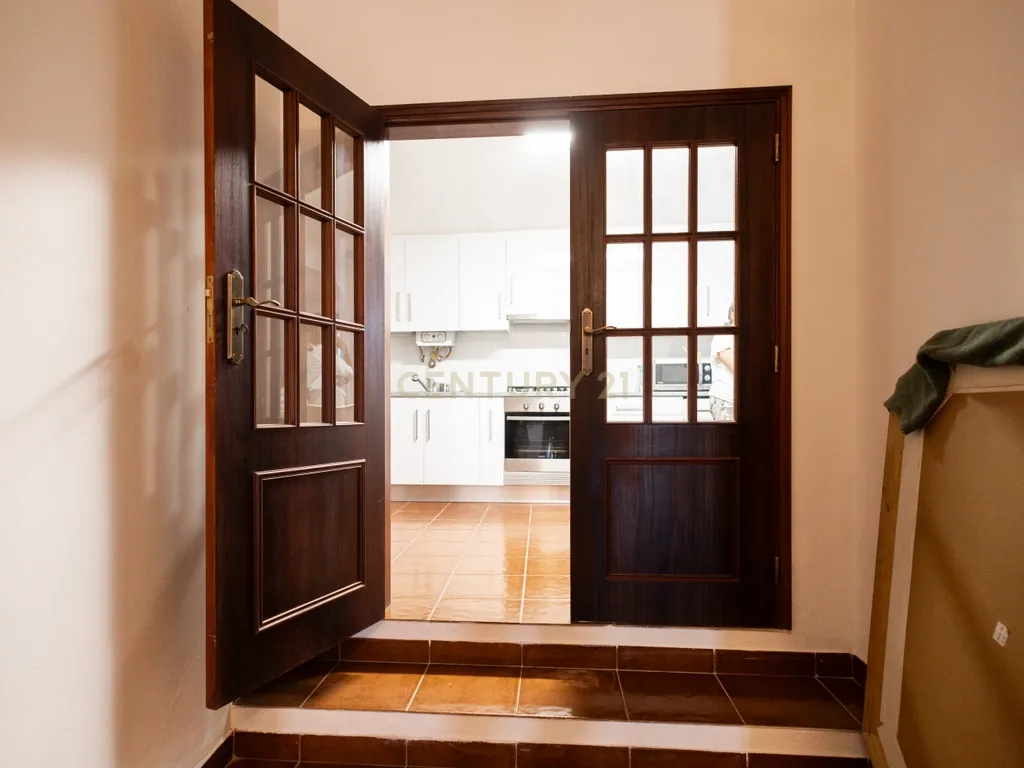 Moradia T5 com Terraço e Espaço Exterior - Image 7