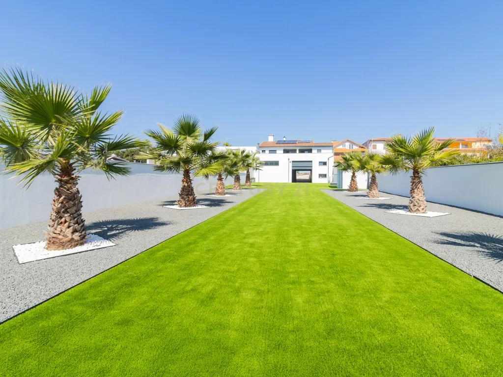 Propriedade Totalmente Renovada com Armazém/Garagem de Grande Dimensão e Piscina em Monte Real - Image 3