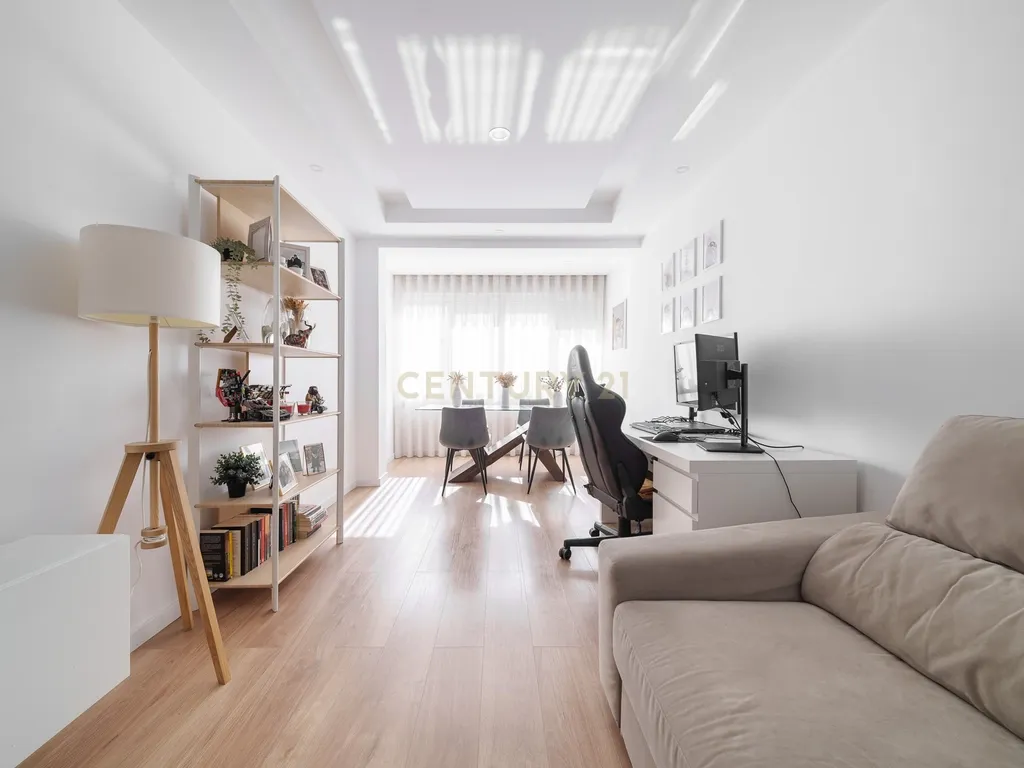 Apartamento T2 Renovado com Varanda e Arrecadação em São João da Talha - Image 1