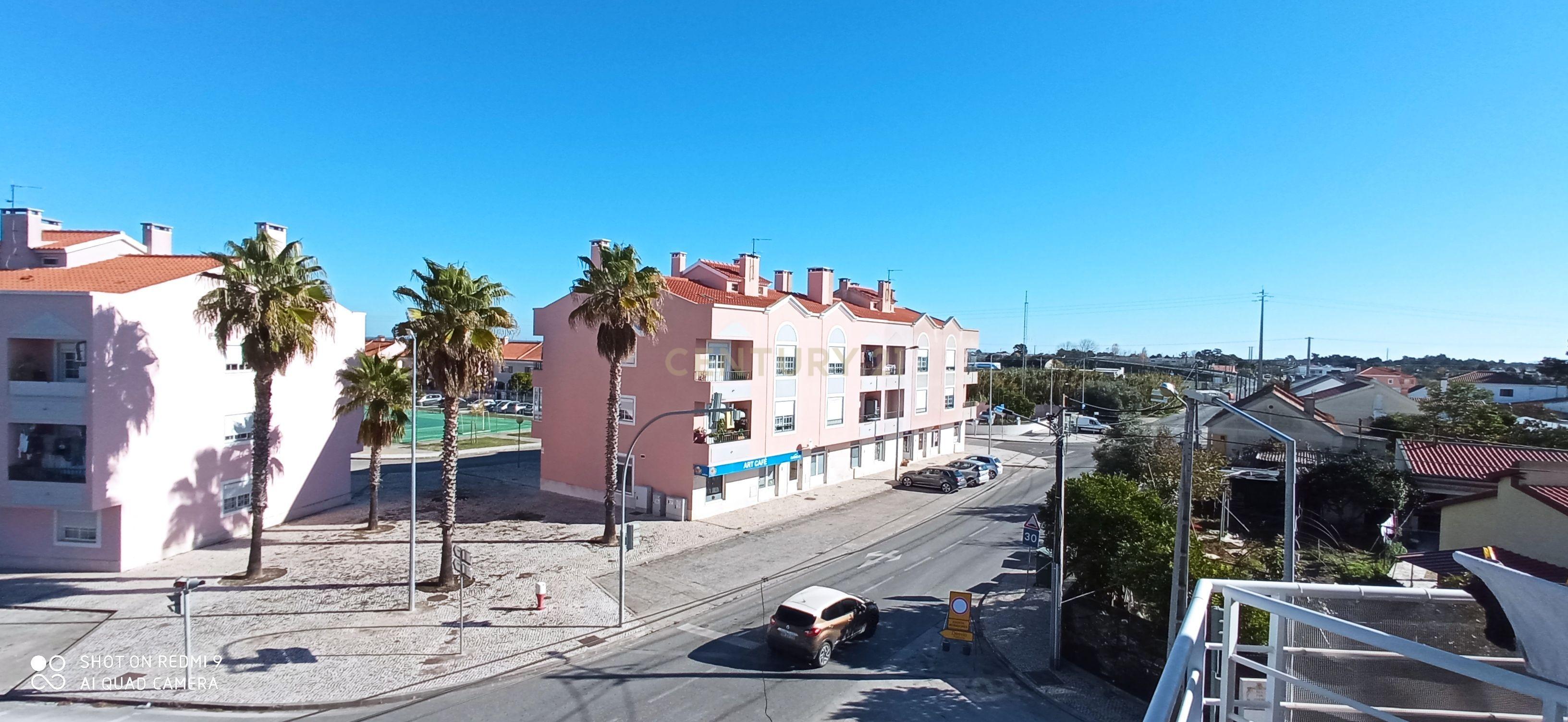Apartamento T3, com Varanda, Arrecadação e 3 Lugares de estacionamento, no Pinhal Novo - Image 10