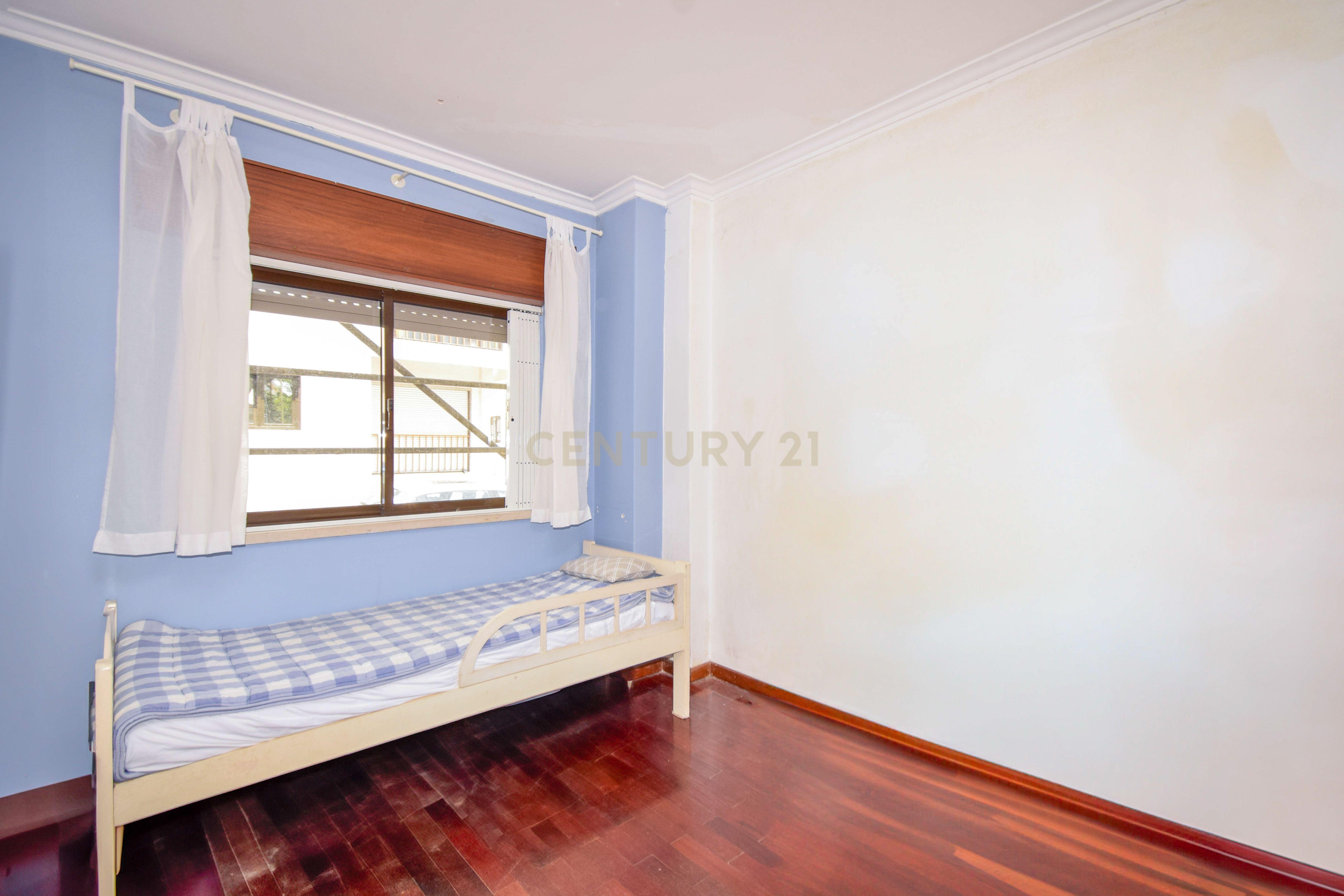 Apartamento T2 + 1 | Jardim e Estacionamento junto à Praia - Image 15
