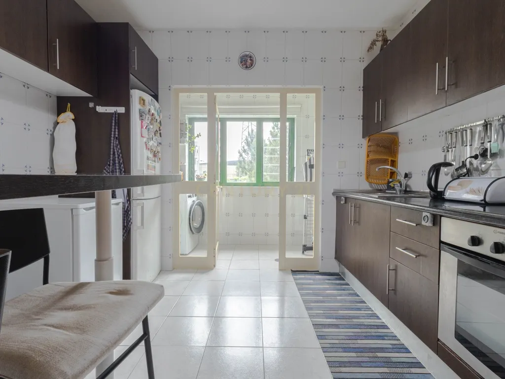 Fantástico Apartamento T2 com Lareira, Varanda e Lugar de Garagem | Fânzeres – Gondomar - Image 11