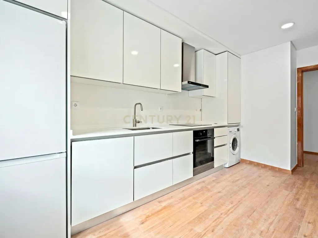 Apartamento T2 Renovado com Terraço de 48 m² e Box para 2 Carros em Carcavelos – a 8 minutos da praia - Image 18