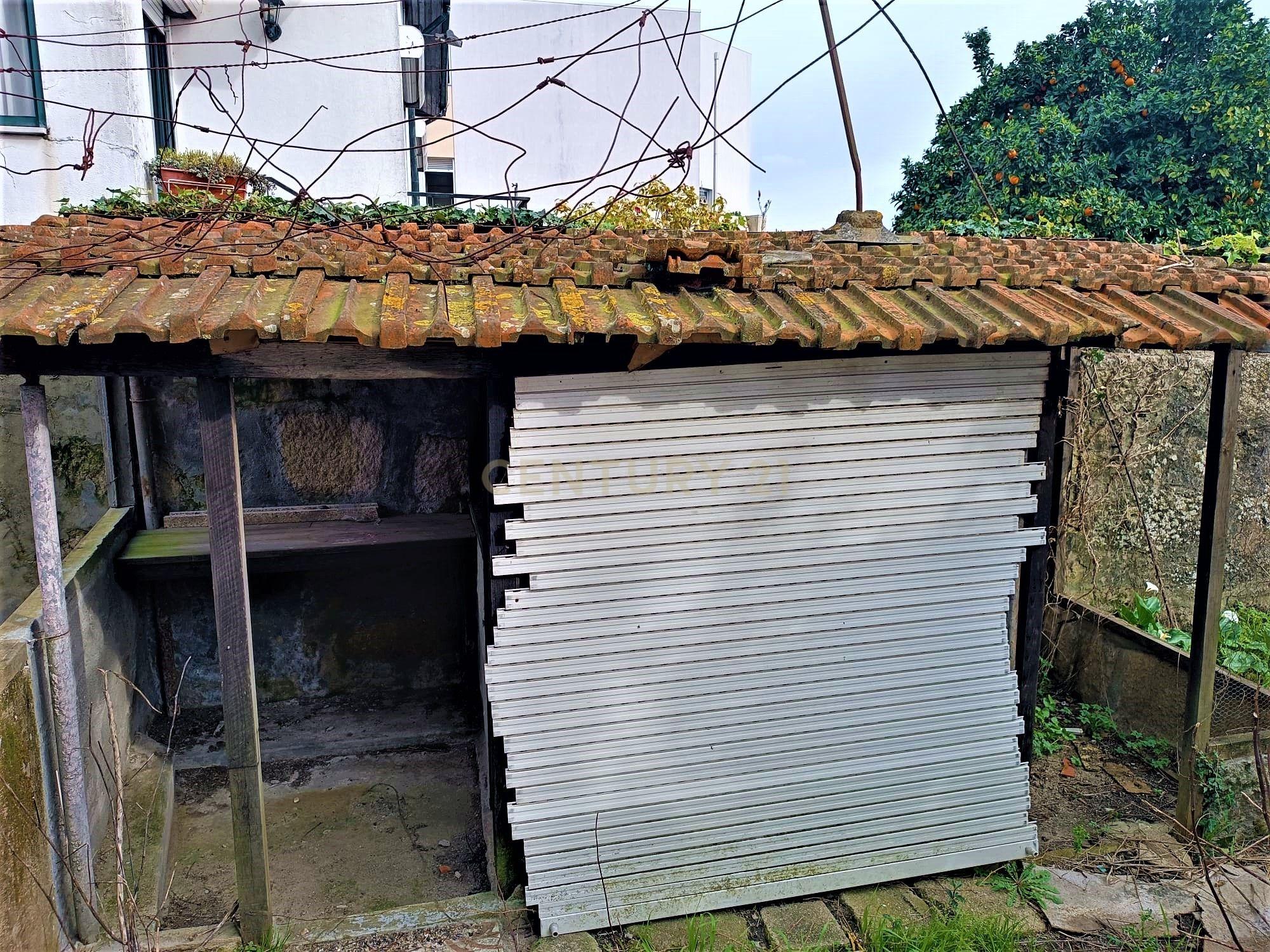 Moradia bifamiliar com cinco quartos, terreno e água para reconstrução no coração da Cidade da Maia, em Gueifaes - Image 31