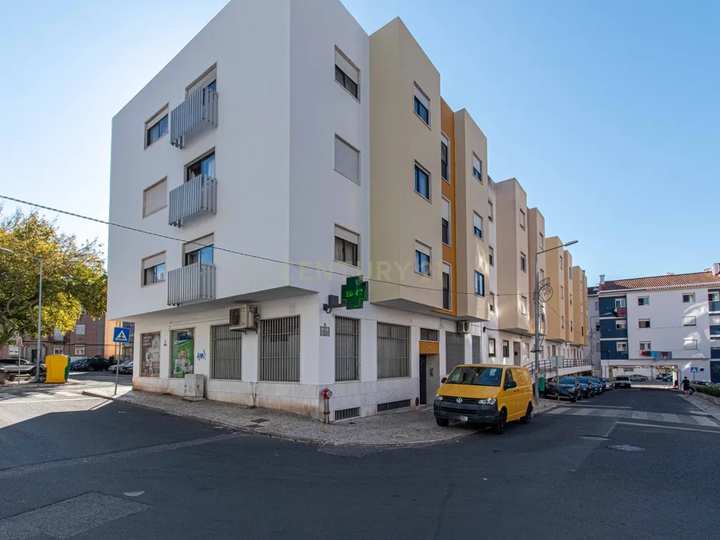 T2 Remodelado | Rua Borges Carneiro, Amadora - Image 17