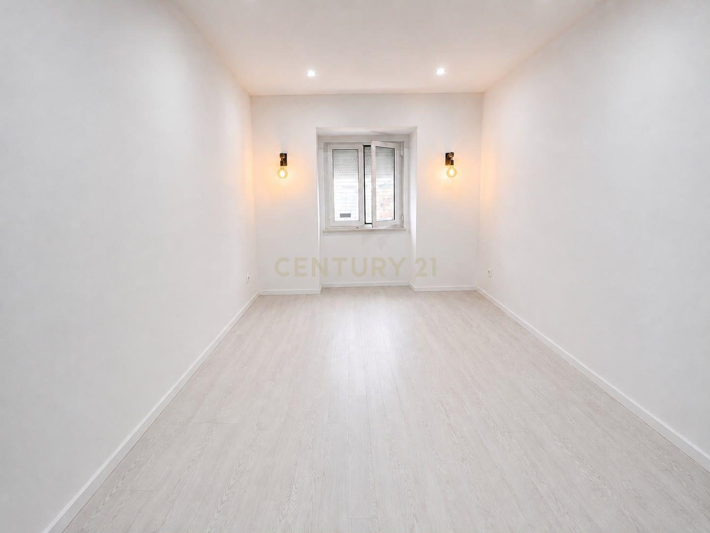Fotografia 5 de Apartamento T2 na Estrada das Laranjeiras com logradouro